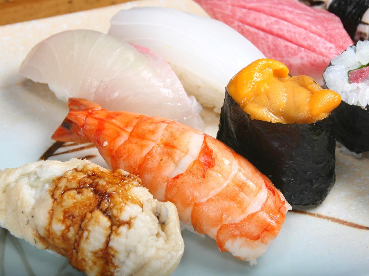 画像: 一貫が大ぶりで食べ応えあり。特上にぎりでも2500円というお値打ち価格