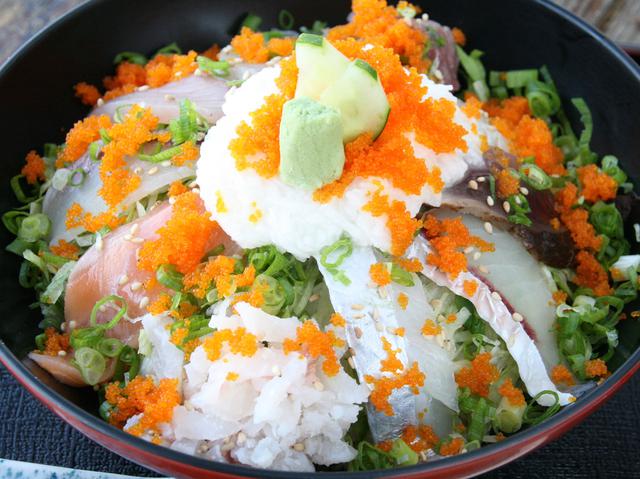 画像: 海鮮丼(990円)。地場の10種類の海産物が載る。プレミアムな「SP海鮮丼」も