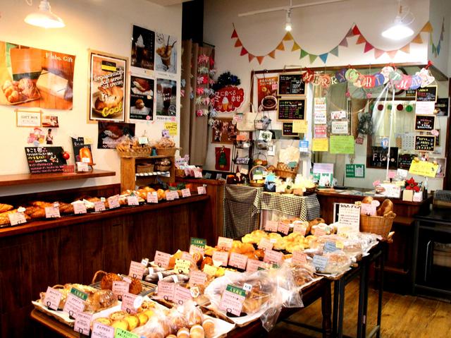 画像: まるでおもちゃ箱のような楽しい雰囲気も感じる店内に、約50種類のパンが