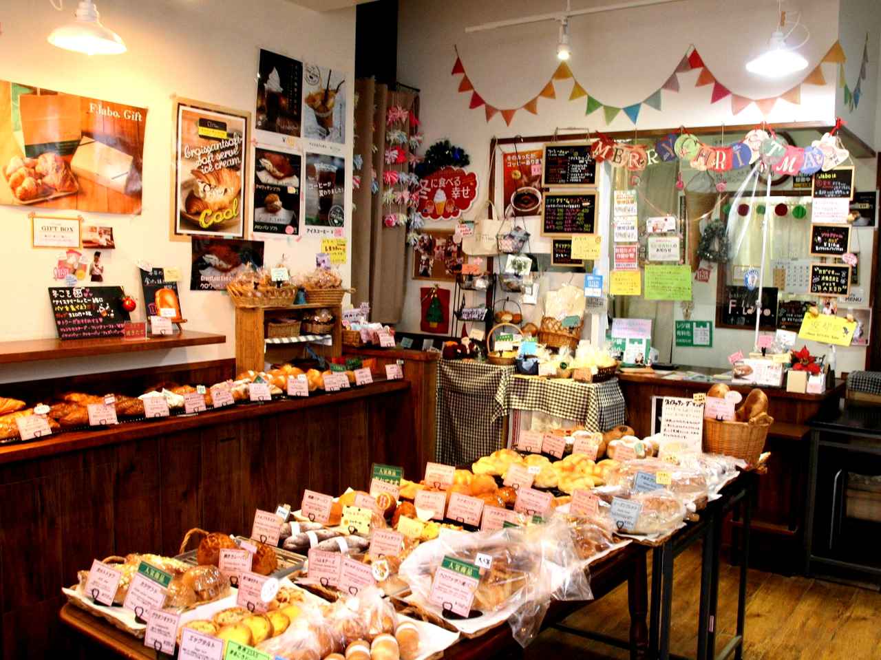 画像: まるでおもちゃ箱のような楽しい雰囲気も感じる店内に、約50種類のパンが