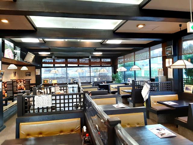 画像: 堂々とした店内は、ゆったりとした席の配置。1階だけでも約100名