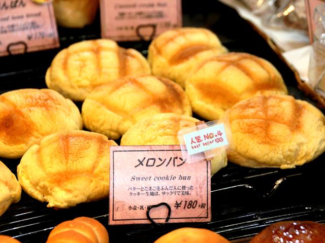 画像: メロンパン。バターと卵の風味、サックリとしたクッキー生地もいい