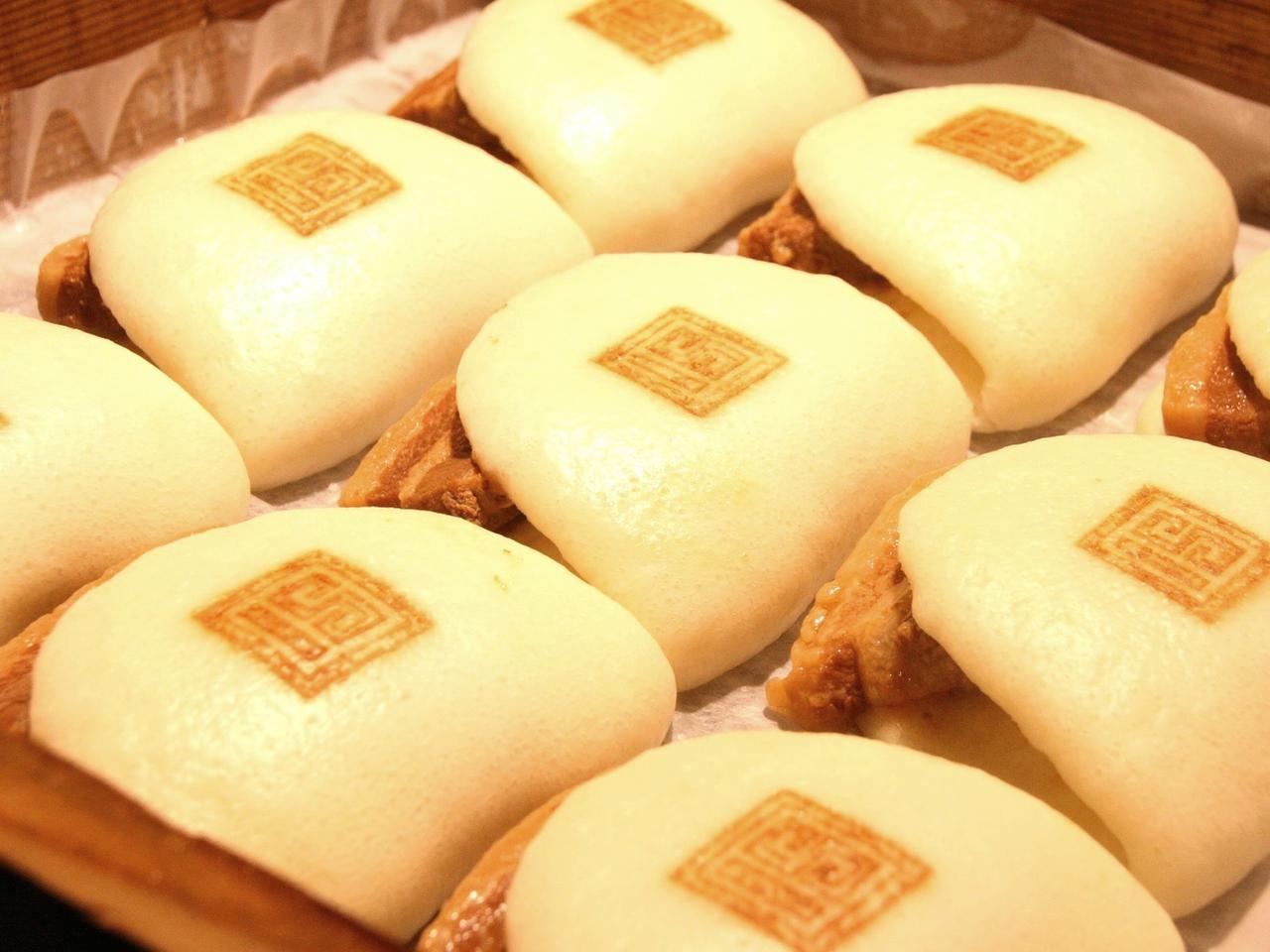画像: 一段で9個の角煮まんじゅうが蒸せる。蒸したては、さらに格別