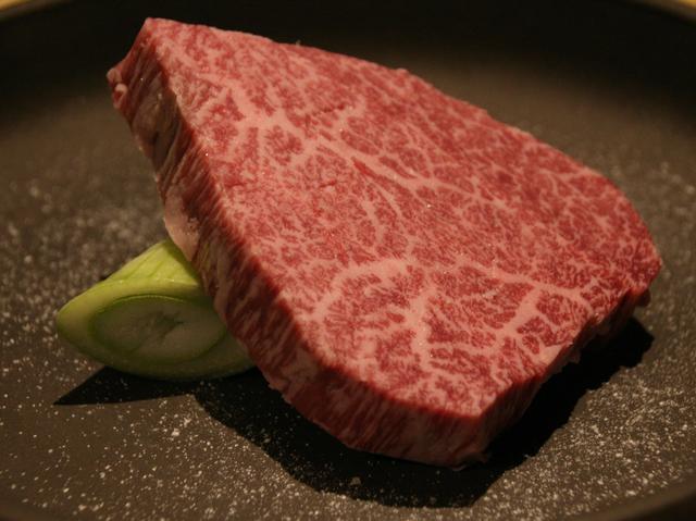 画像: シャトーブリアンステーキ(単品は4800円)。分厚く柔らかく、まさに最高級