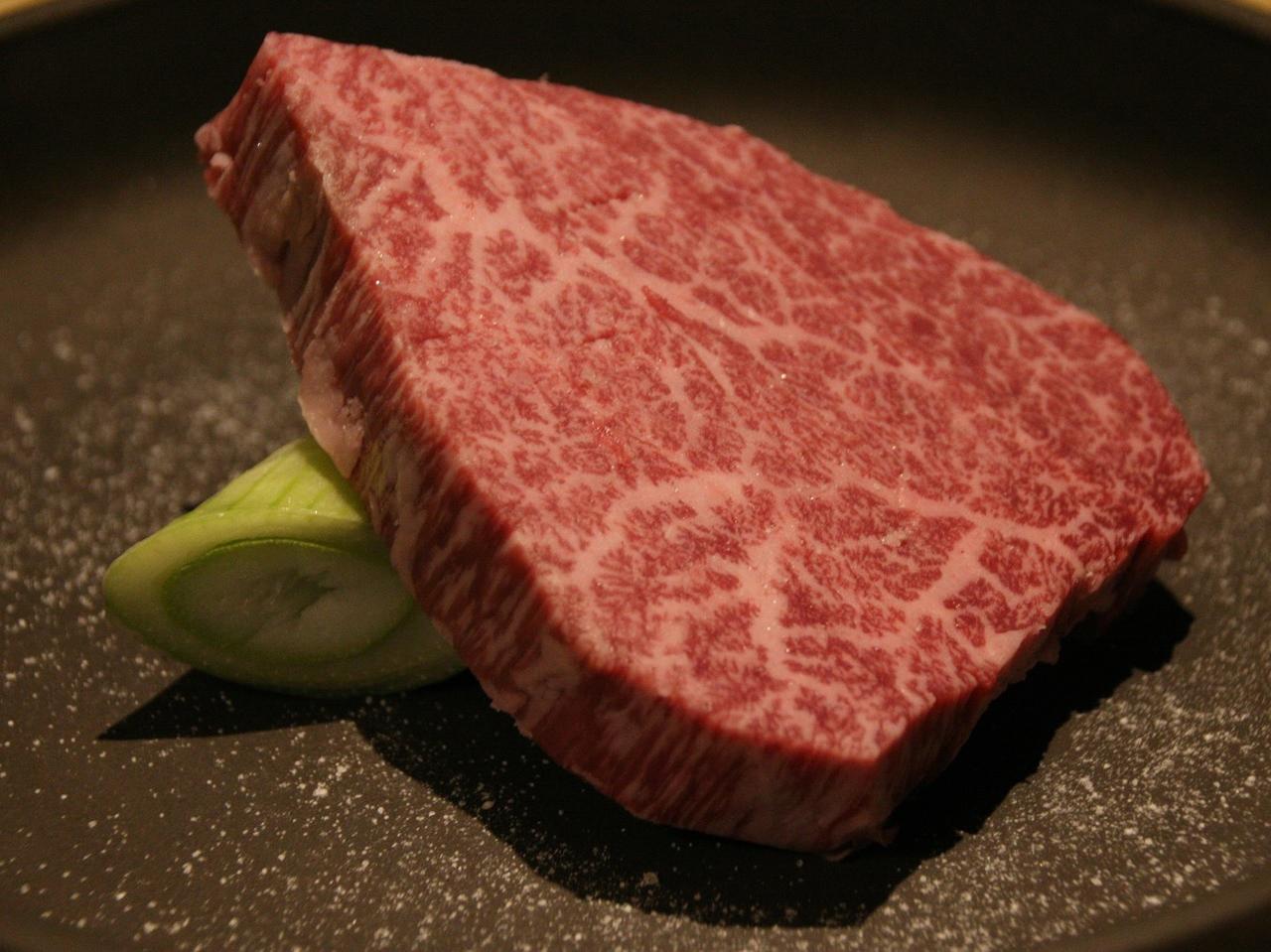 画像: シャトーブリアンステーキ(単品は4800円)。分厚く柔らかく、まさに最高級