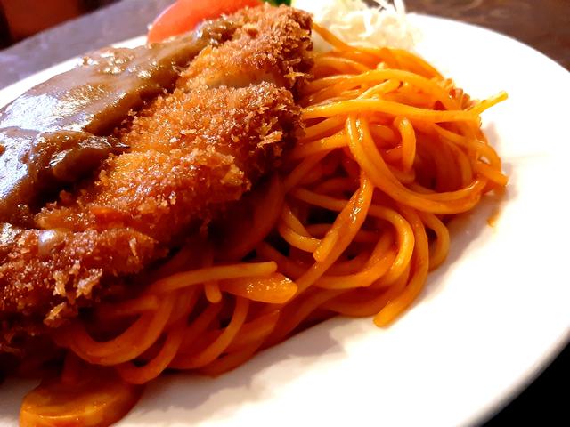 画像: 植物油使用ポークカツにカレールゥ、最高級マーガリンのバターライス、スパゲティーが一体化