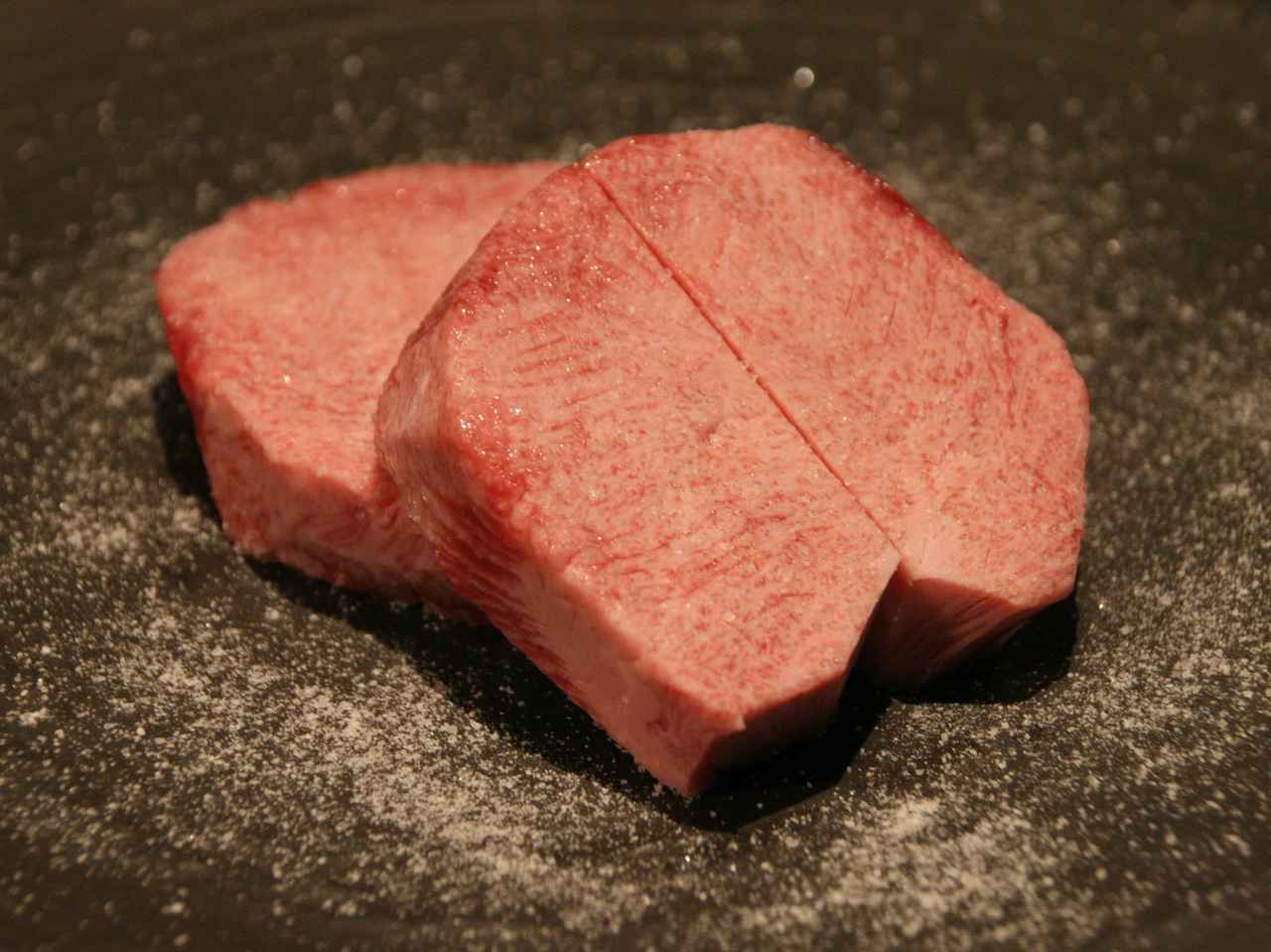 画像: 極上黒タン塩(単品は3480円)。和牛のダイヤモンドと呼ばれる超希少部位