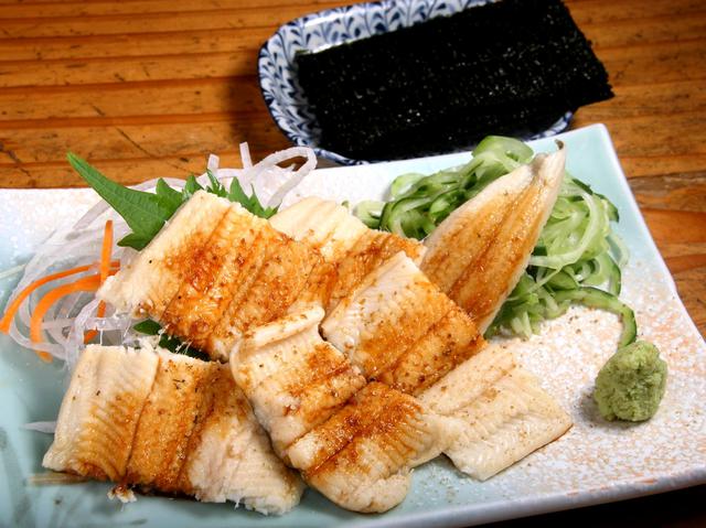 画像: 「穴子」。有明海産の海苔の風味にふっくら柔らかく香ばしい穴子の、素晴らしい組み合わせ