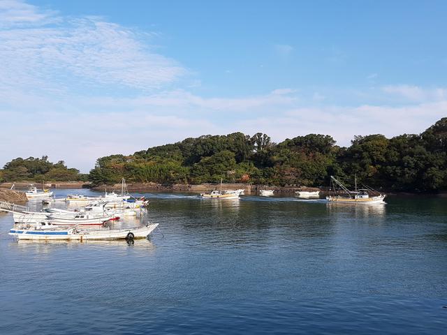 画像: 店舗前には、燗場島なども見えるエメラルドグリーンの海が広がる
