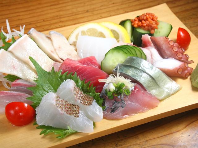 画像: 「刺身盛合」。ボリュームたっぷりで、種類も多し。卓上には“さしみ”“醤油”の2種が