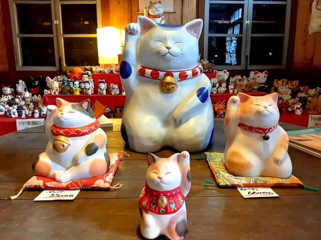 画像: 圧巻の招き猫たち。変わったタイプもあり、興味津々。9月29日は招き猫の日だそう
