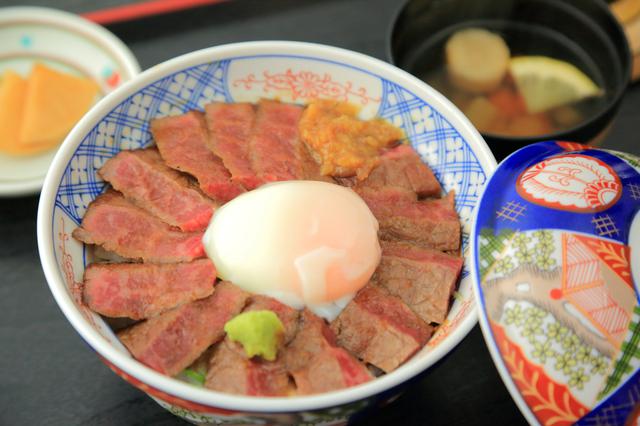 画像: レモンが入ったさっぱり味のあか牛のスープと自家製漬物がついた「あか牛丼」