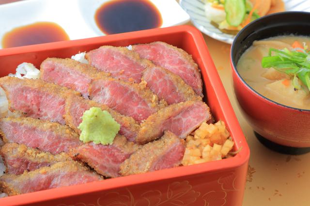 画像: 阿蘇の野焼きから発想を得た「あか牛の“炙り”牛カツ重」と名物だご汁
