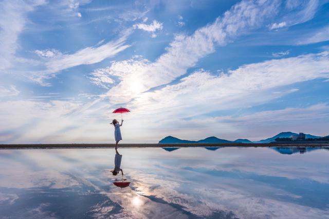 画像2: 【香川】まるでウユニ塩湖!天空の鏡に映し出された奇跡の絶景『父母ヶ浜』