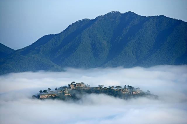 画像1: 【兵庫】雲海が魅せる神秘の絶景!日本のマチュピチュと称される『竹田城跡』