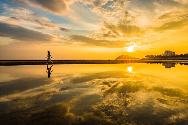 画像3: 【香川】まるでウユニ塩湖!天空の鏡に映し出された奇跡の絶景『父母ヶ浜』