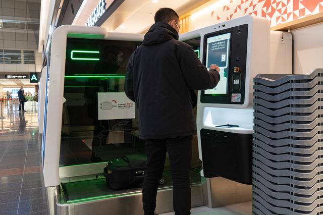 画像2: スマートエアポートが進んでも、お手荷物は熟練の技術で丁寧に扱います