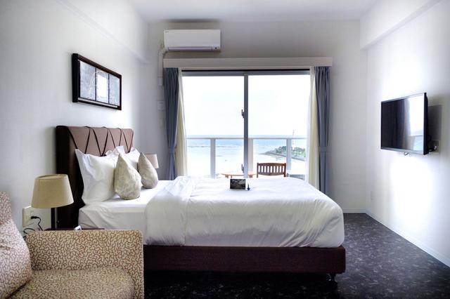 画像: ここまで長いバス旅をしてきたので、少し部屋でゆっくり。窓からは沖縄の海!