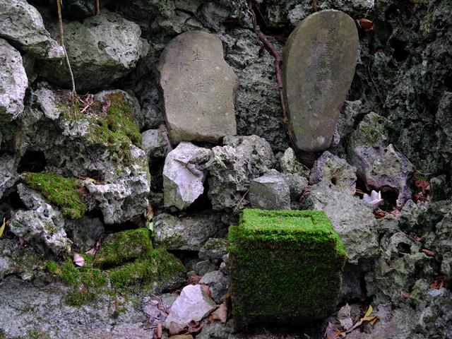 画像: 中腹に御嶽がありました。心の中で自分の住所、名前を唱えてからまずは感謝を伝え、その後願い事をします。