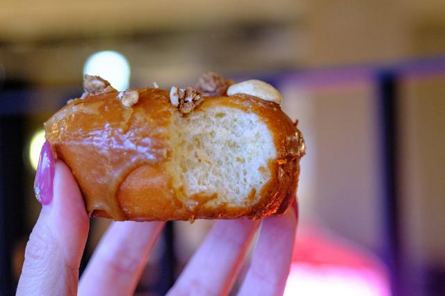 画像: グレーズたっぷりのドーナツ。生地がしっかりとしてパンのように食べ応えがあるタイプ。