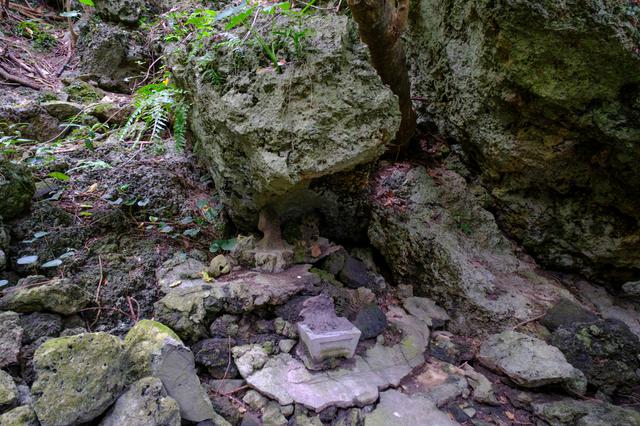 画像: ヤハラヅカサに降り立ったアマミキヨが仮住まいした場所「浜川御嶽」。エメラルドブルーのビーチすぐ横に位置していて、生活と神とが近い場所に存在していることがわかります。