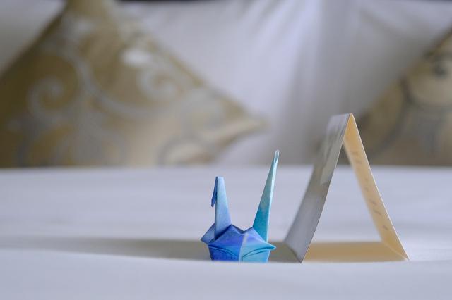 画像: シンプルな部屋でとても落ち着きます。ベッドにはメッセージと折り鶴。