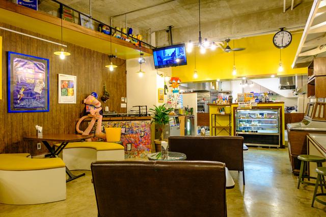 画像: 席間隔が広いBIG KNOT店内。DJブースやミラーボールもあり、音楽イベントも開かれているそうです。
