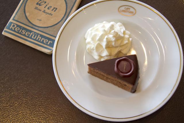 画像3: 東京でザッハトルテを食べることができるお店: カフェ ラントマン 青山店