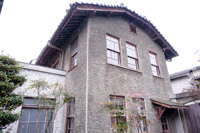 画像: 大正時代の洋館は、「ドイツ壁」と呼ばれるセメントで凹凸のある独特の仕上げになっています。