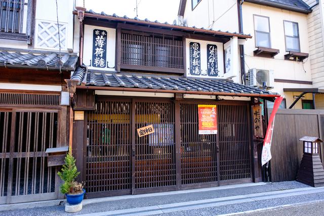 画像: 元薬屋さんの壁には鏝絵(こてえ)が残されています。こちらも必見。