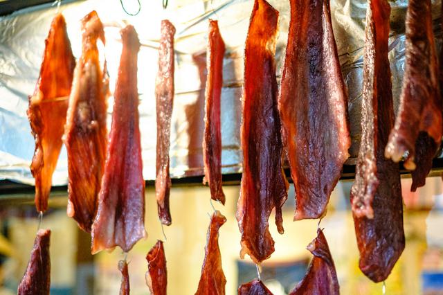 画像: 干し肉は、干すことで保存食として発展してきた食文化。