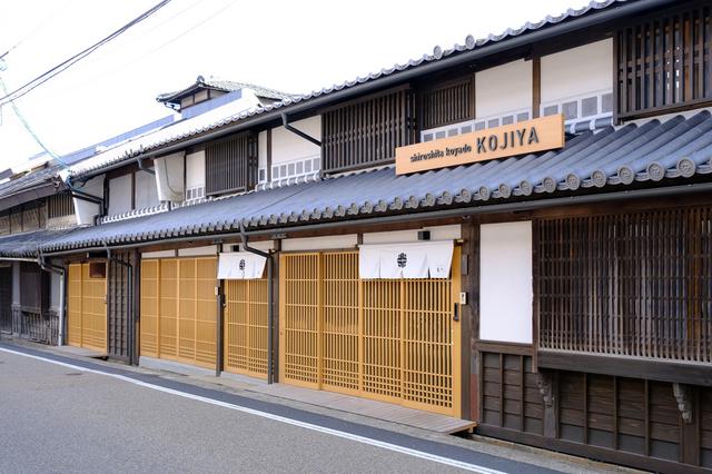 画像: この建物の並びの伝統的な町家を改装した一棟貸の宿「城下小宿 糀や」。