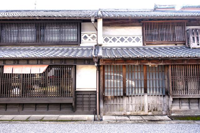 画像: この町は、隣同士すき間のない長屋スタイル。
