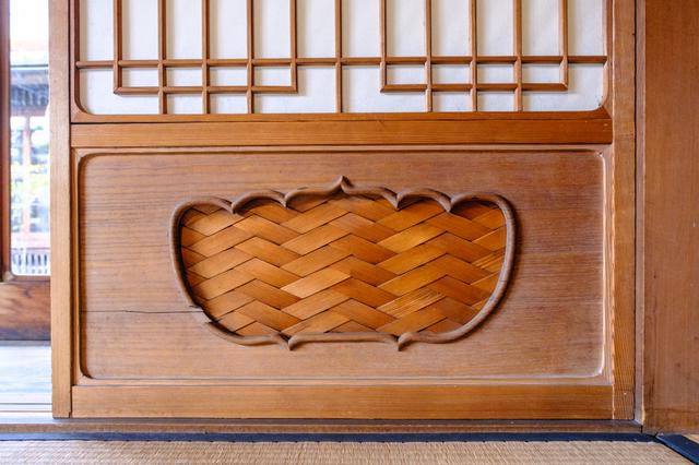 画像: 室内には繊細な建具や意匠が見られます。