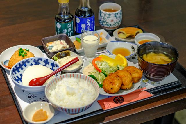 画像: お豆腐のメニューが盛り盛りのランチ。