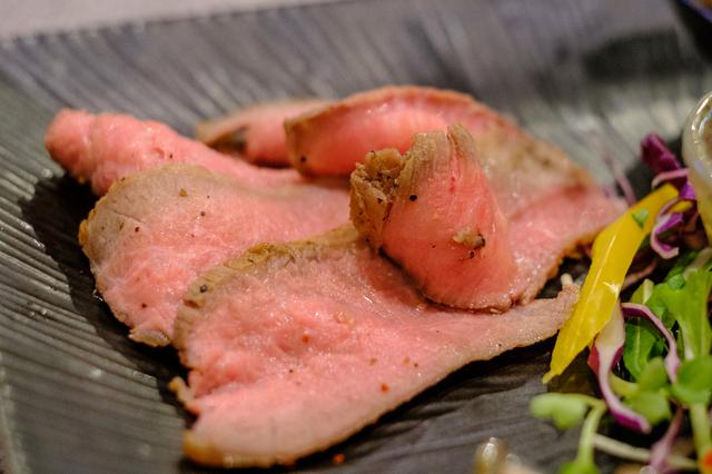 画像: 「かっぱっチョ」はジューシーなローストビーフ。オリーブオイルとわさびでいただきます。