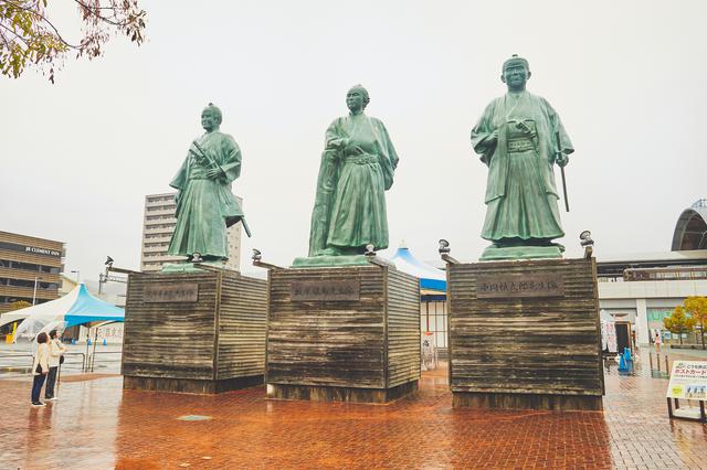 画像1: 旅の起点は高知駅! 駅前の「こうち旅広場」で高知の名士にご挨拶