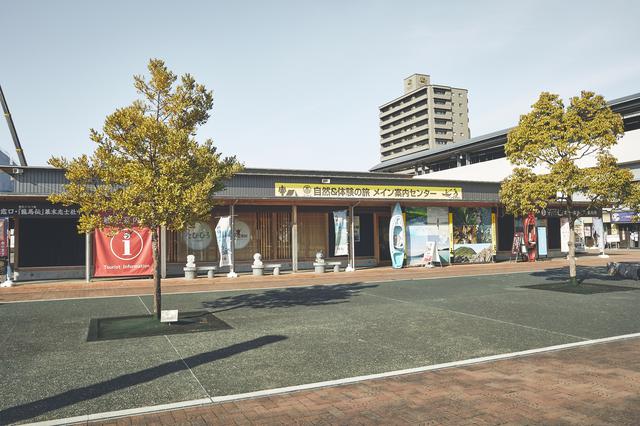 画像2: 旅の起点は高知駅! 駅前の「こうち旅広場」で高知の名士にご挨拶