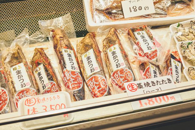 画像2: 高知の夜のマストスポット! 活気溢れる屋台村「ひろめ市場」で名物料理を