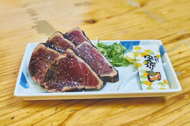 画像4: 高知の夜のマストスポット! 活気溢れる屋台村「ひろめ市場」で名物料理を
