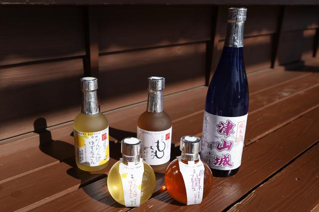 画像: 岡山名産の清水白桃やピオーネの味がひきたつ多胡本家酒造場の各種リキュールと、難波酒造の純米酒