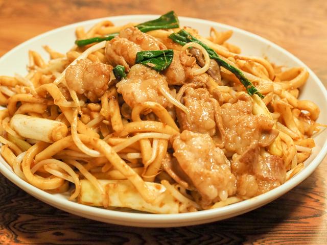 画像1: プリップリのホルモンが評判のご当地グルメを求めて「橋野食堂」へ
