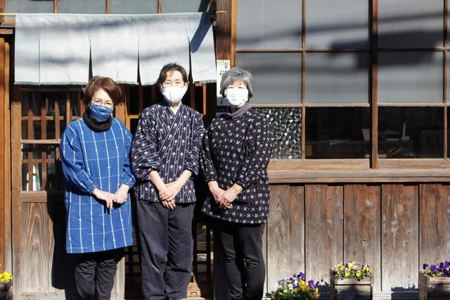 画像: 作州絣の作務衣に身を包んだ作州絣保存会会長の日名川茂美さん(中央)とスタッフのみなさん