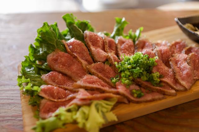 画像: 希少部位である「かっぱ」の分厚い部分、えんがわを使った牛えんがわ和風ステーキ