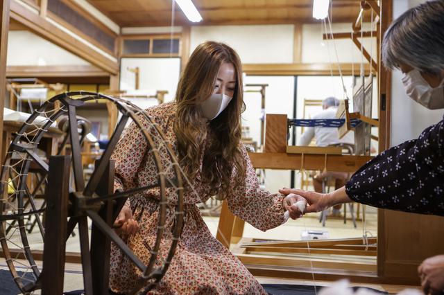 画像2: 「作州絣工芸館」で、気軽な伝統工芸体験を