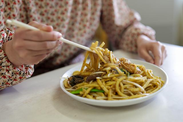 画像2: プリップリのホルモンが評判のご当地グルメを求めて「橋野食堂」へ