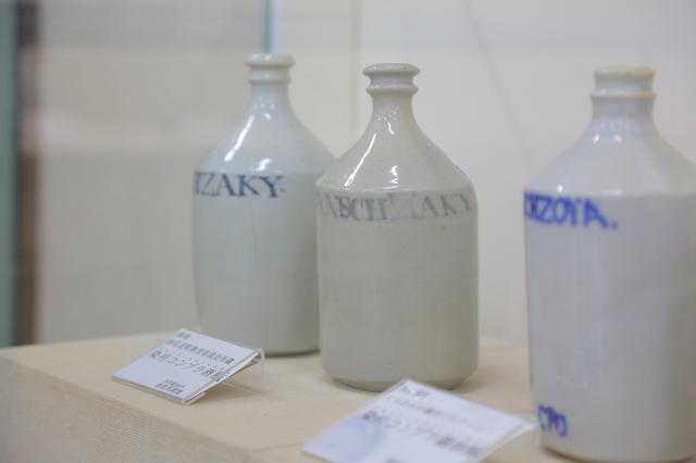 画像: 醤油や酒が入れられたコンプラ瓶。オランダ語で仲買人を意味するコンプラドールからこの名がつきました
