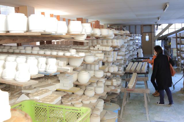 画像: その先には生地屋さんが。焼成される前の生地がずらりと並び、ここはまさに陶郷
