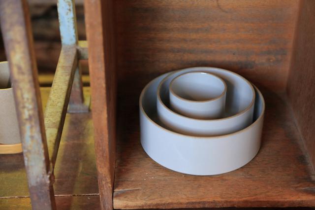 画像: 深くどっしりとしたカタチと、マットな風合いと色彩をもつ「HASAMI PORCELAIN」