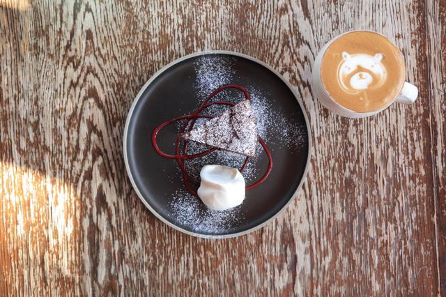 画像: 濃厚なチョコレートケーキのうつわは、「HASAMI PORCELAIN」。アートラテには「太一窯」のカップを使用